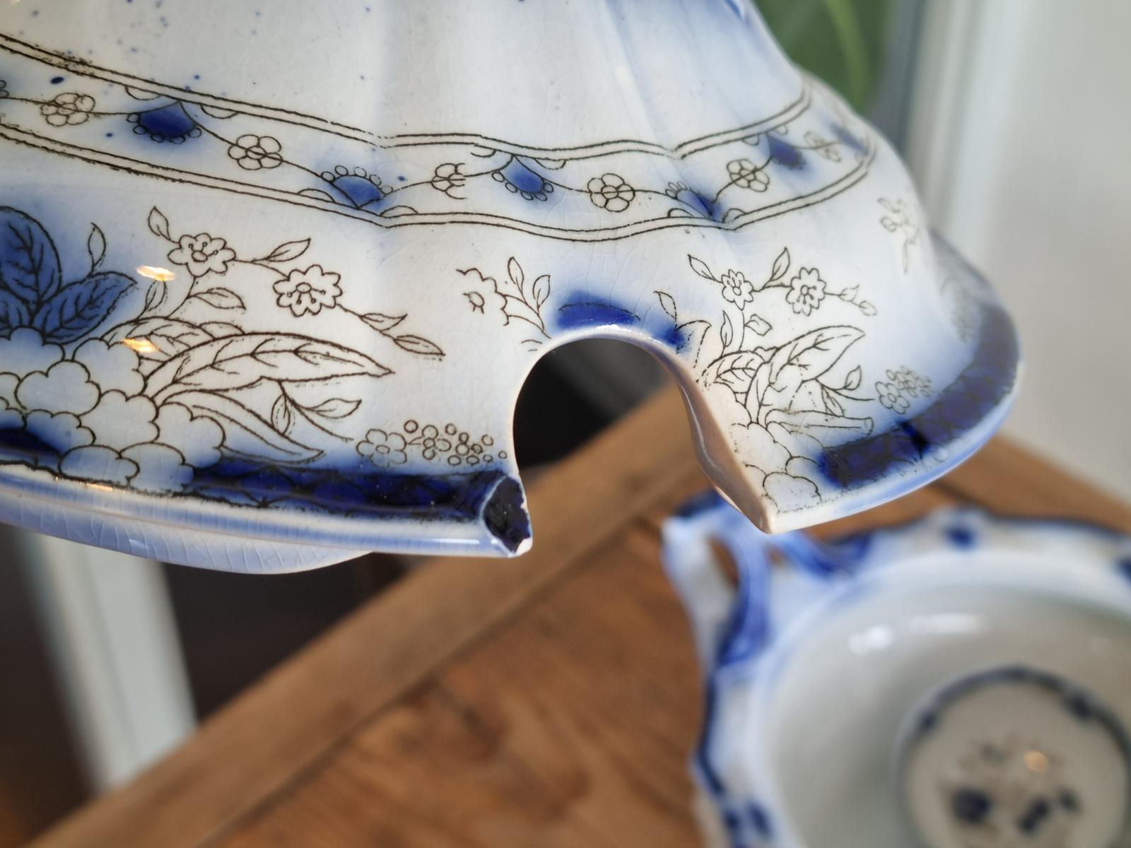 Petrus Regout Wellington decor Persian Soepterrine met aardewerk lepel