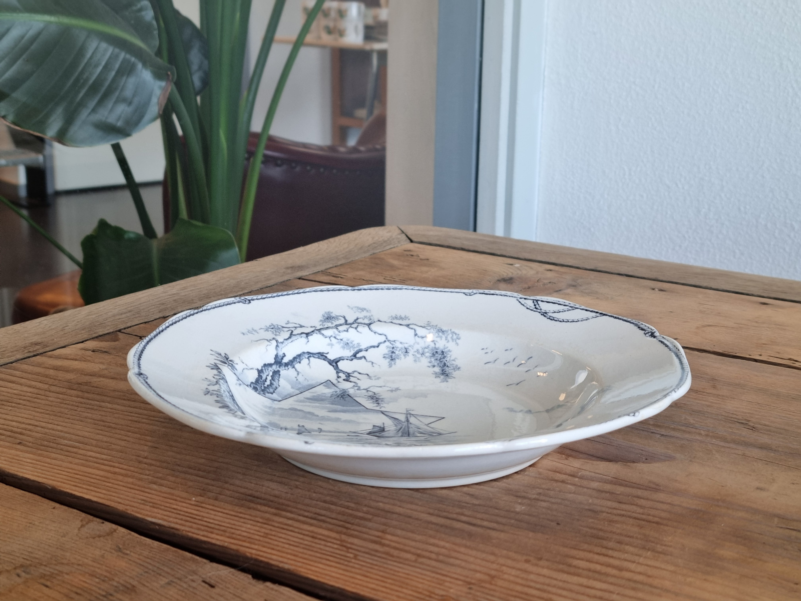Verkocht = Petrus Regout Marines donkerblauw diep bord 23,5 cm (hoekig model, ster)