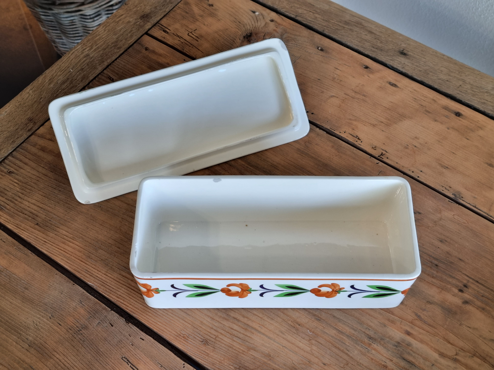 Vintage Cakedoos van aardewerk met vrolijk Boerenbontachtige bloemen