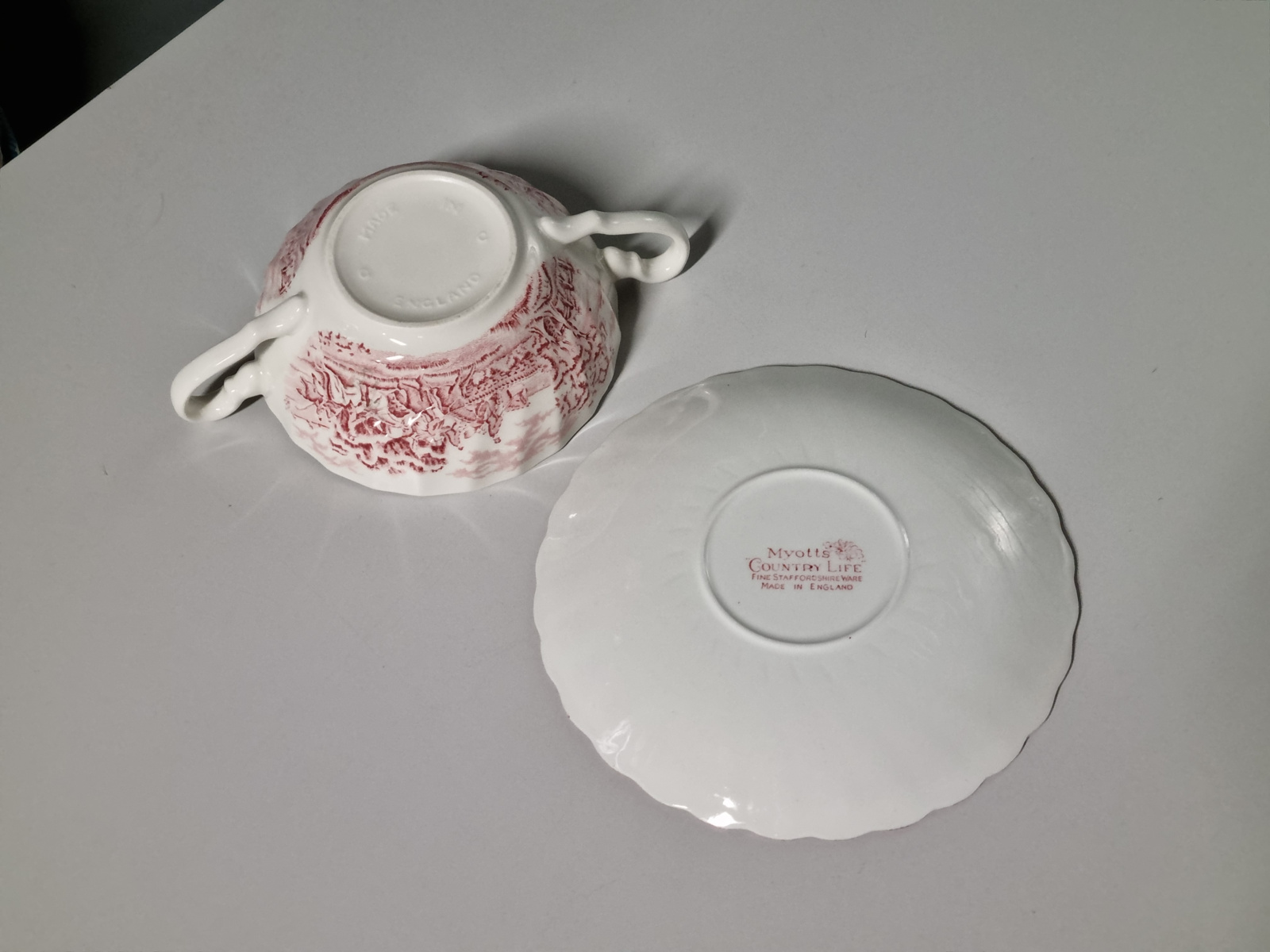 Engels rood Jachtservies Myott's Country Life Soepkom met schotel (wit binnenin)