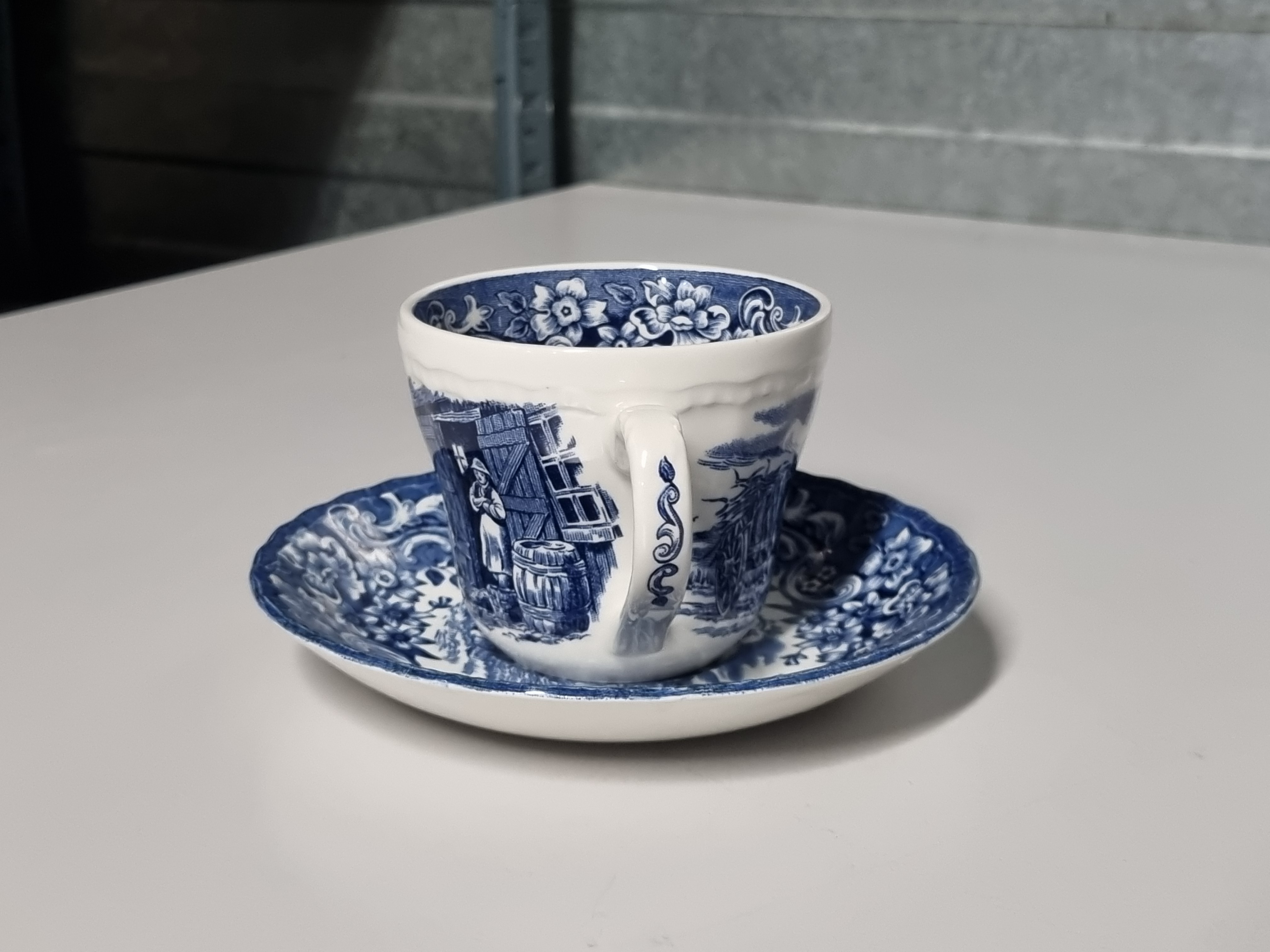 Engels blauw 17th Century England Royal Tudor Ware Staffordshire kop en schotel (rond oortje)