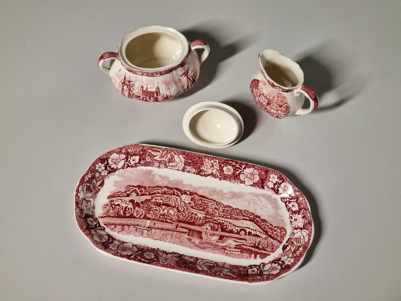 Engels rood Palissy River Scenes Roomstel op plateau