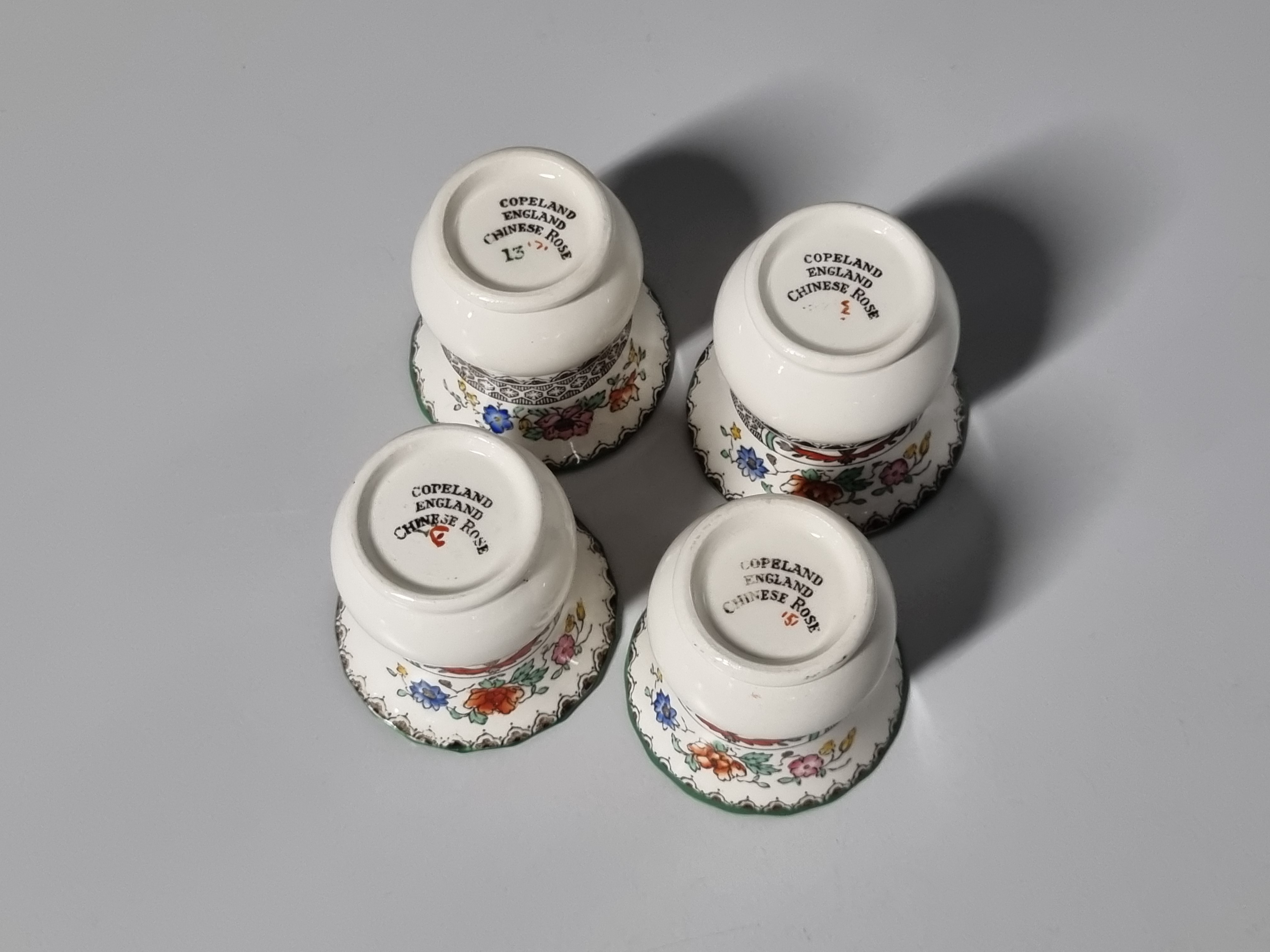Engels Spode Copeland Chinese Rose set 4x eierdop uitlopende bovenkant