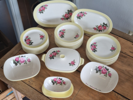 Petrus Regout Amore pastel Geel met Bloem compleet Eetservies min. 11-pers.