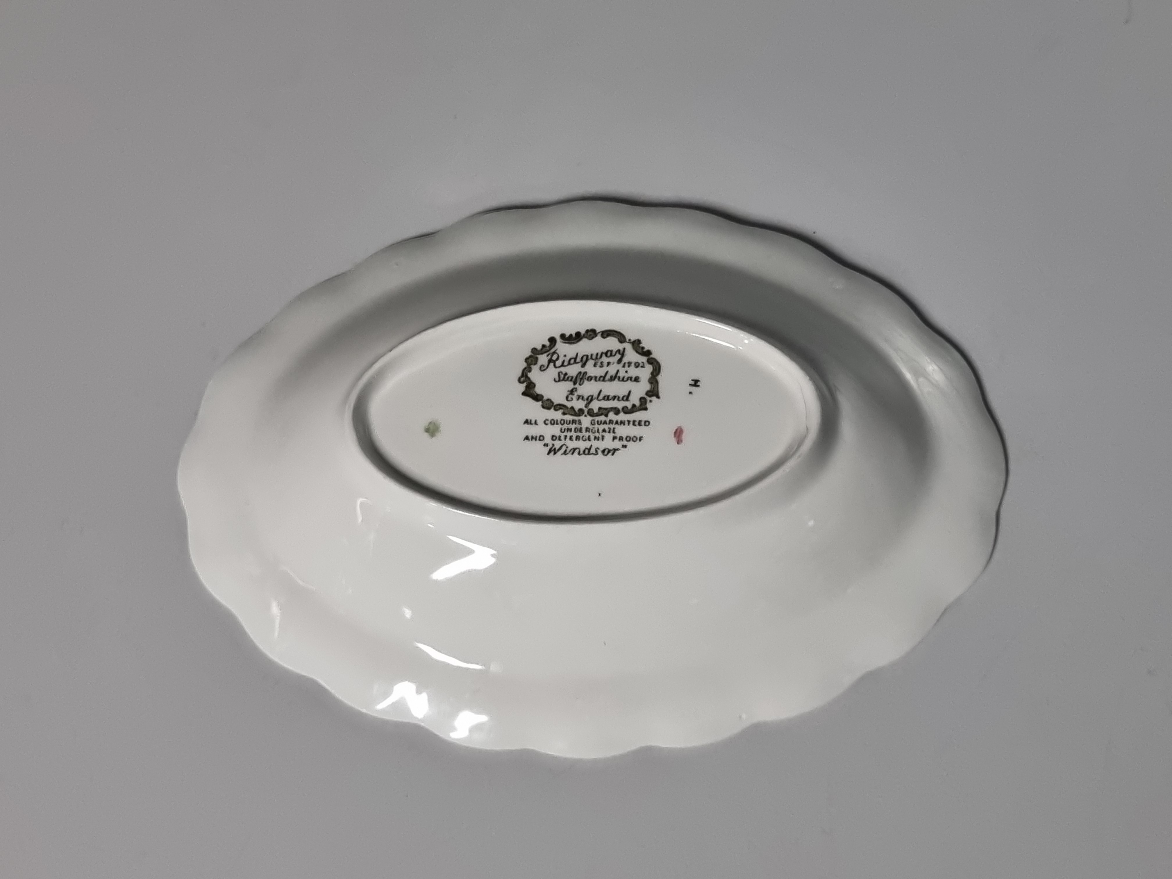 Engels Ridgway Windsor groen gekleurd ovaal schaaltje 20,5 cm