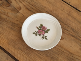 Verkocht = Wedgwood Briar Rose Serveerbordje met opstaande rand 15,5 cm