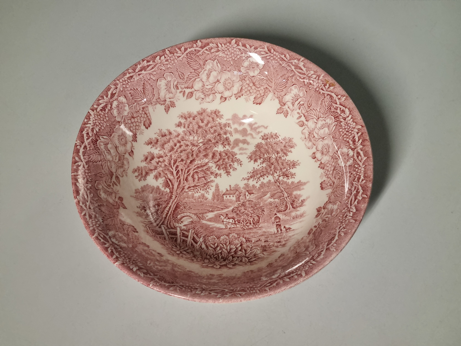Engels rood Ironstone EIT Ltd England ronde hoge Schaal 21,5 cm (hooiwagen)