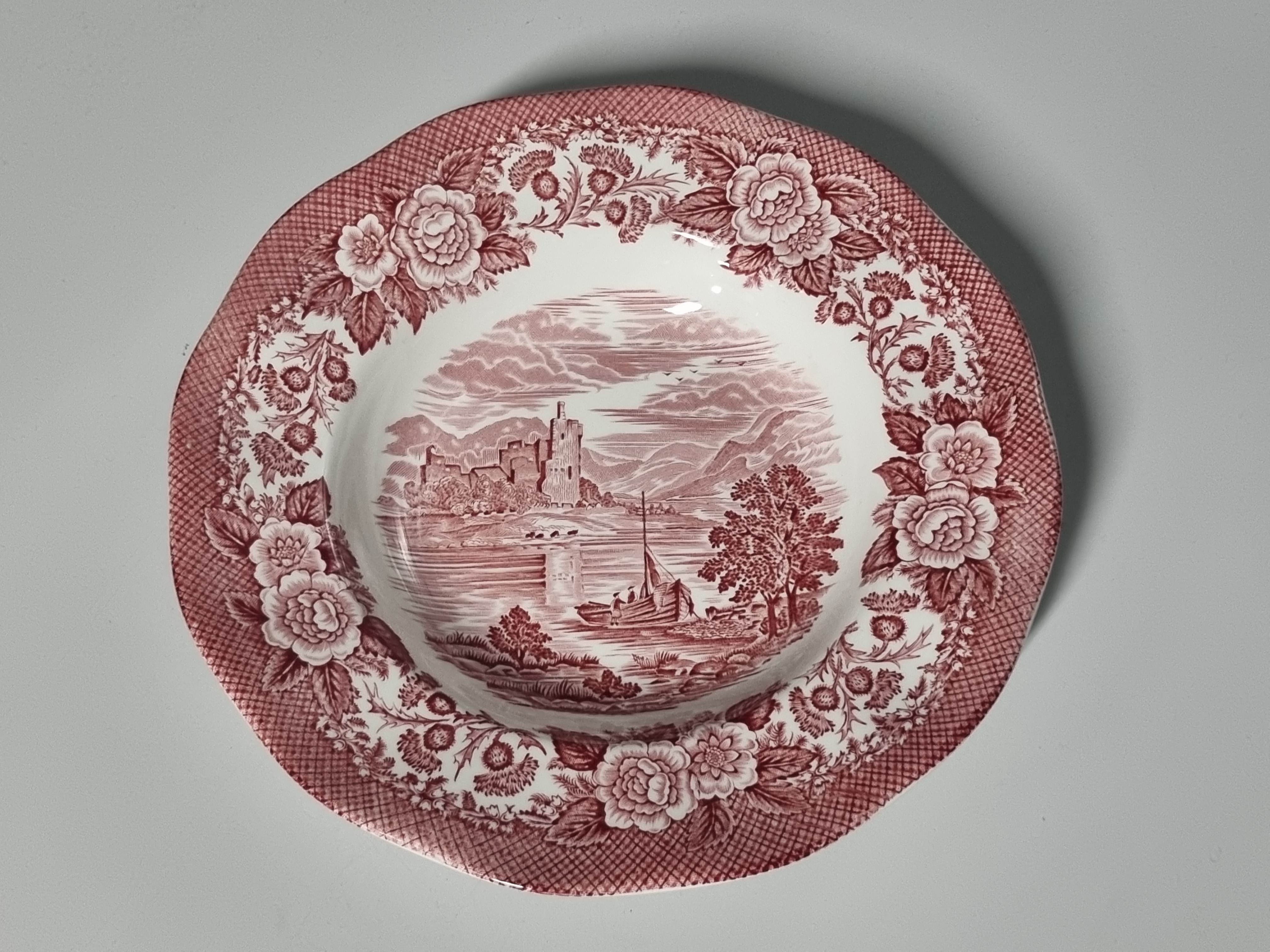 Engels rood Enoch Wedgwood Lochs of Scotland diep bord 22 cm