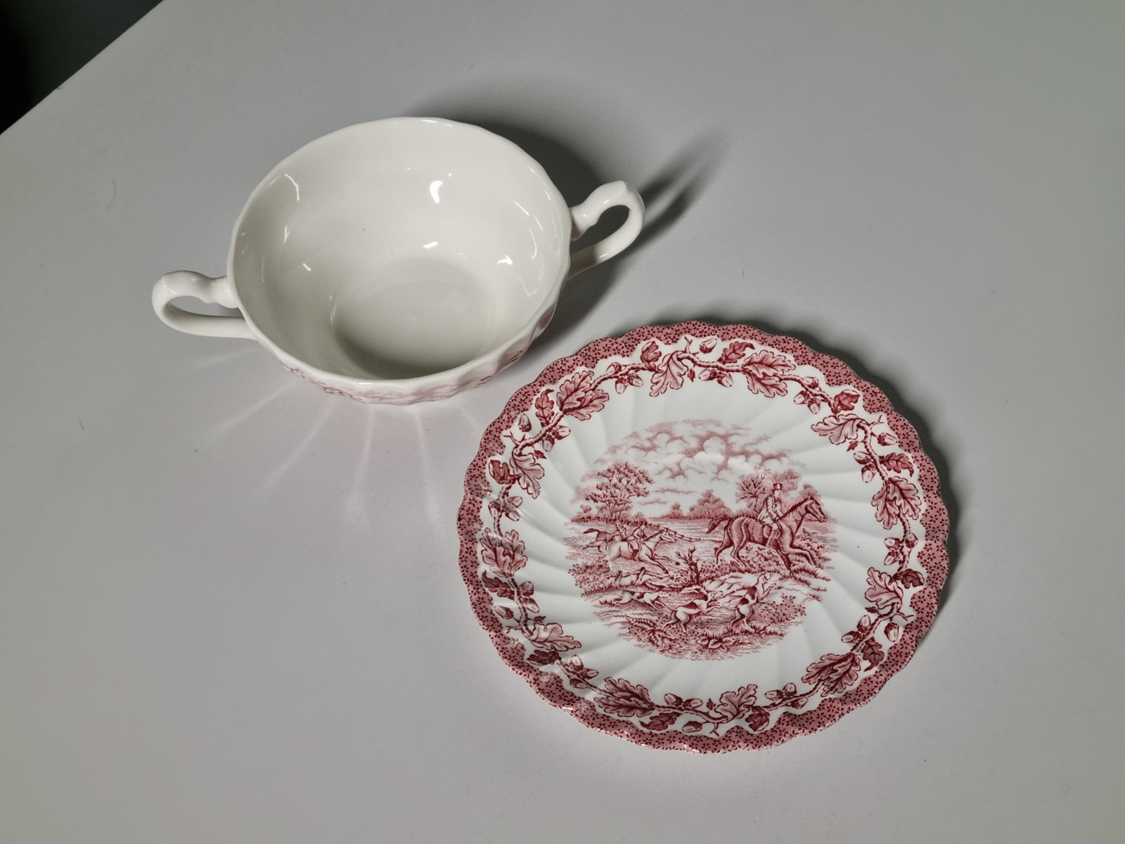 Engels rood Jachtservies Myott's Country Life Soepkom met schotel (wit binnenin)