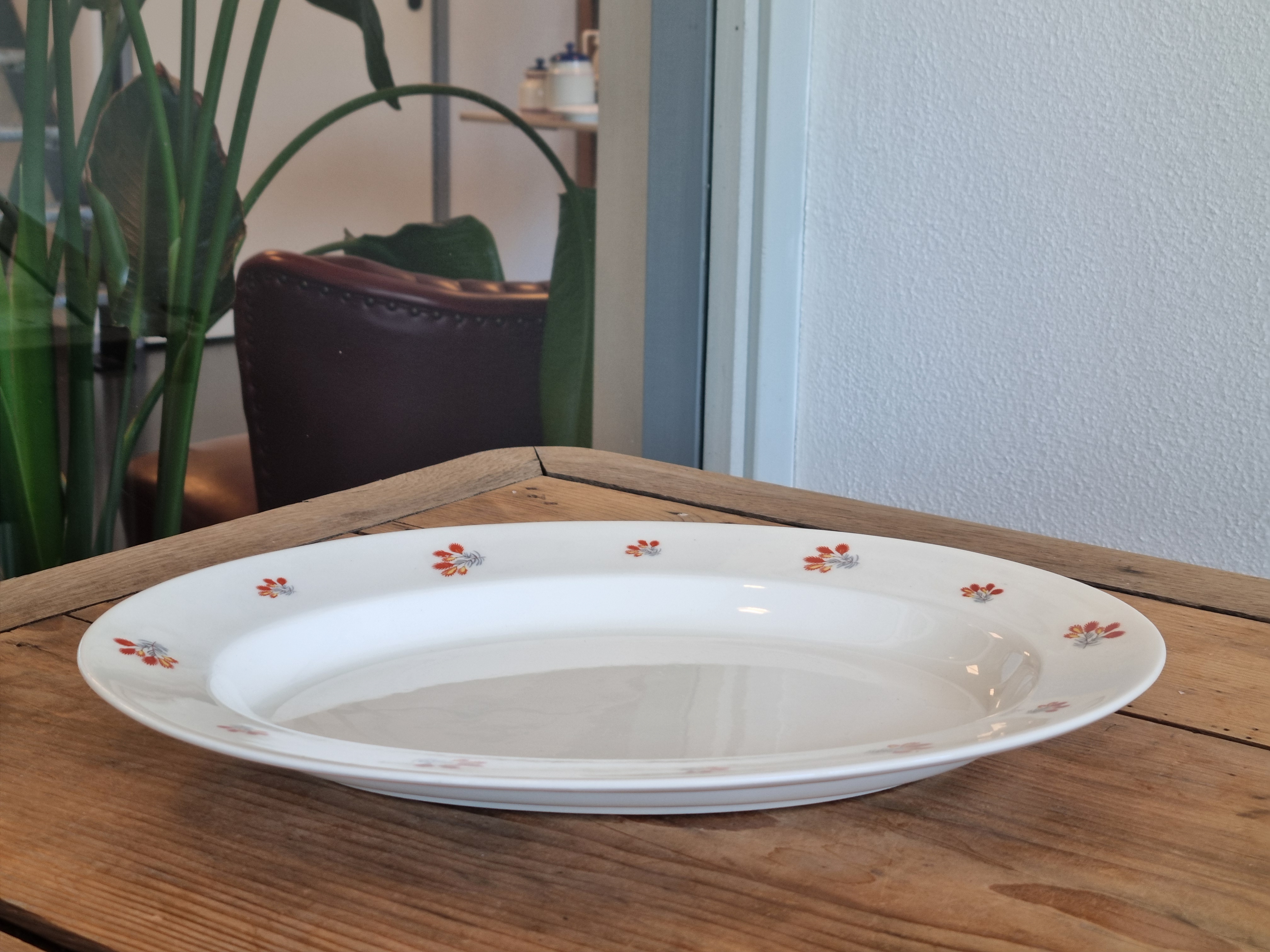 Regout creme decor rode pluim ovale schaal 34 cm