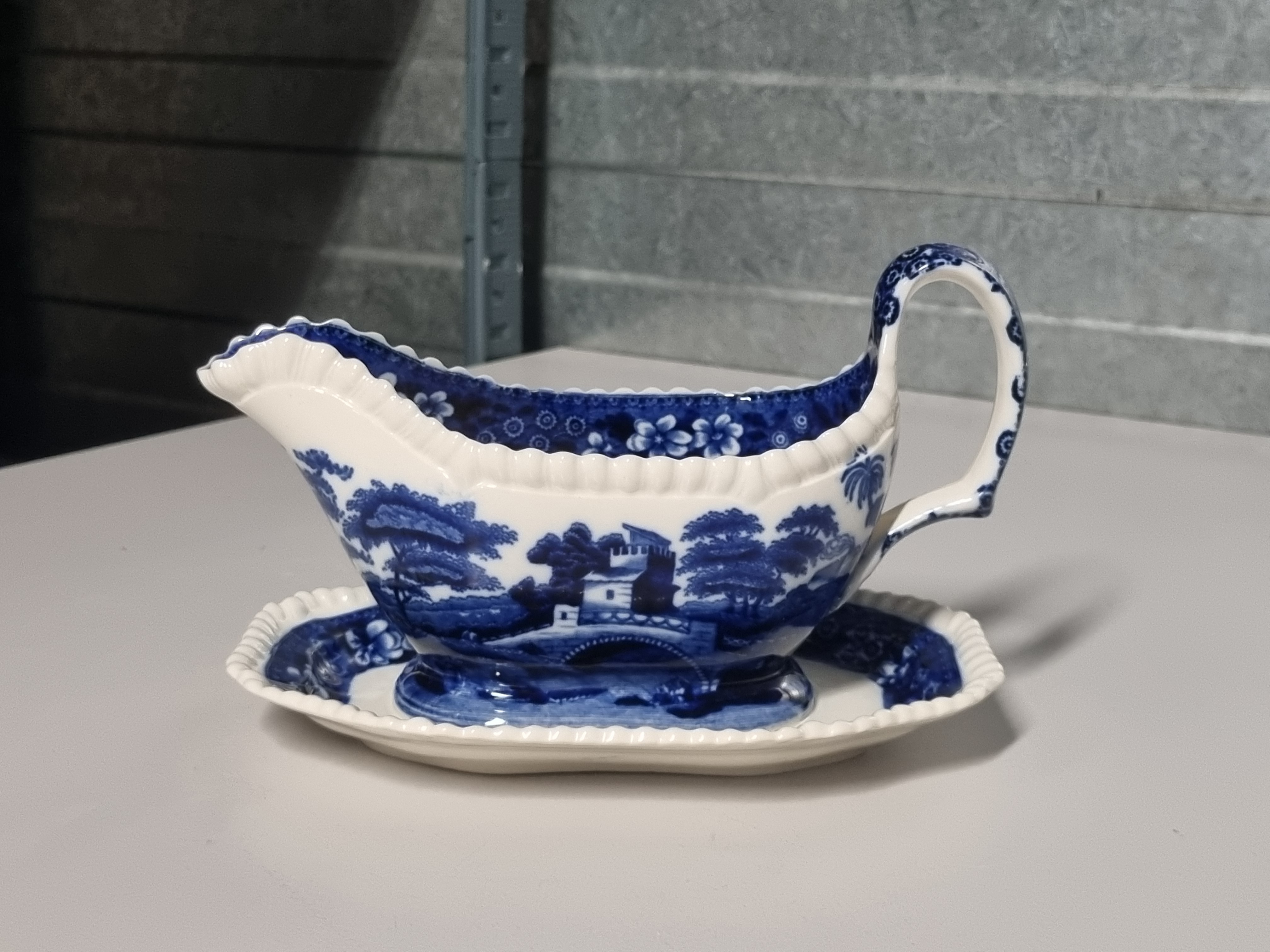Engels Copeland Spode's Tower blauw Sauskom op vaste onderschotel