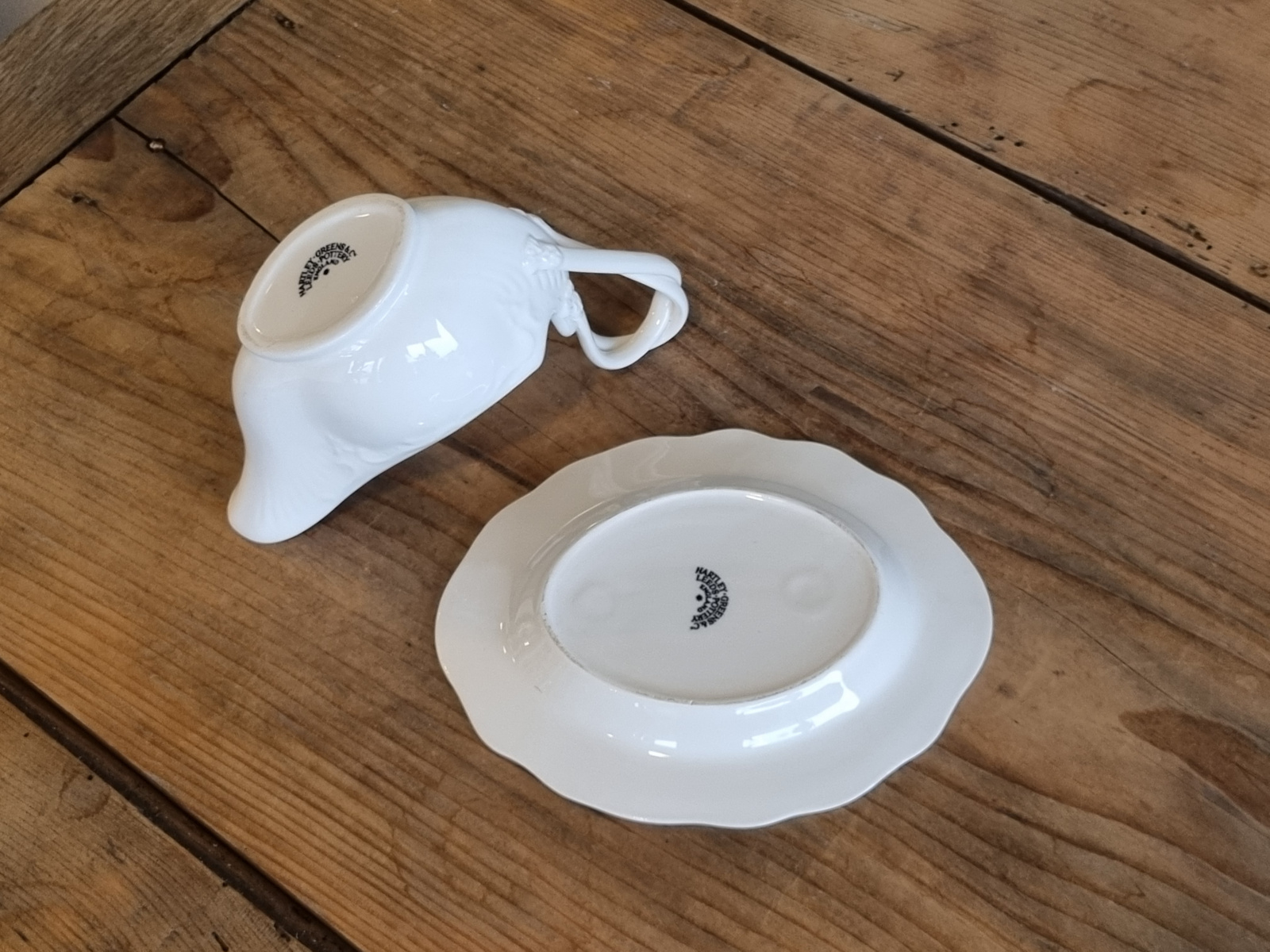 Hartley Greens Leeds Pottery Sauciere op onderbordje
