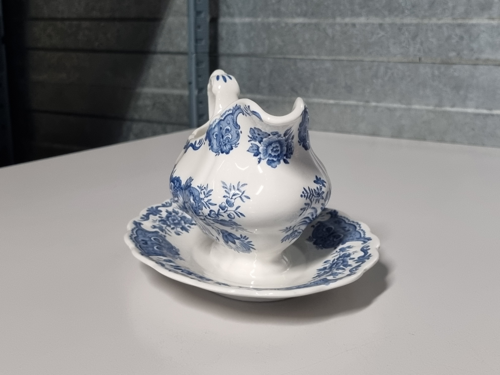 Engels Ridgway Windsor blauw Sauskom met oor op vaste onderschotel