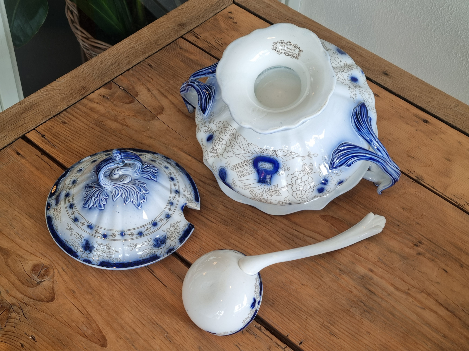 Petrus Regout Wellington decor Persian Soepterrine met aardewerk lepel
