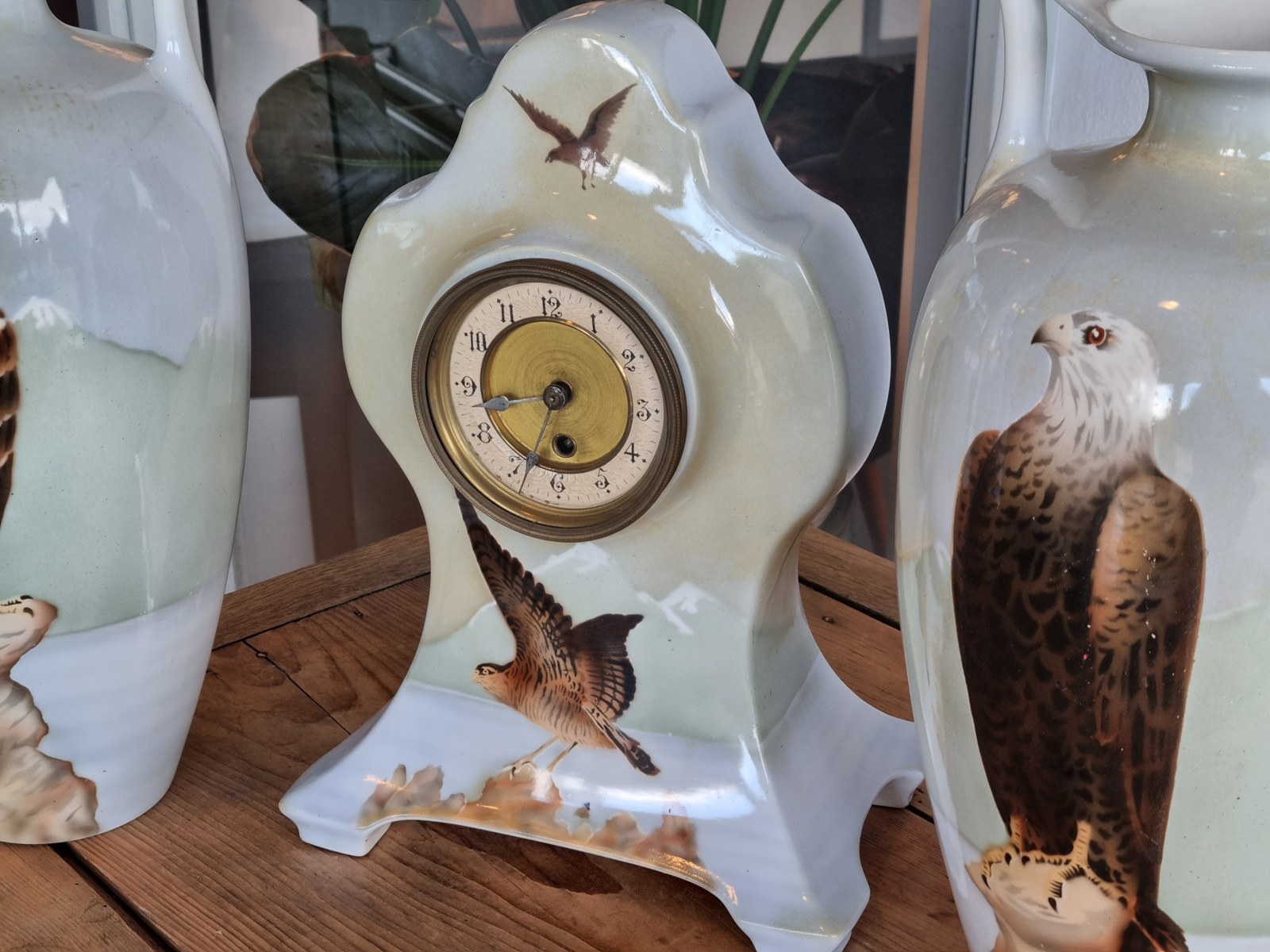 Societe Ceramique Vazen met Klok Roofvogels