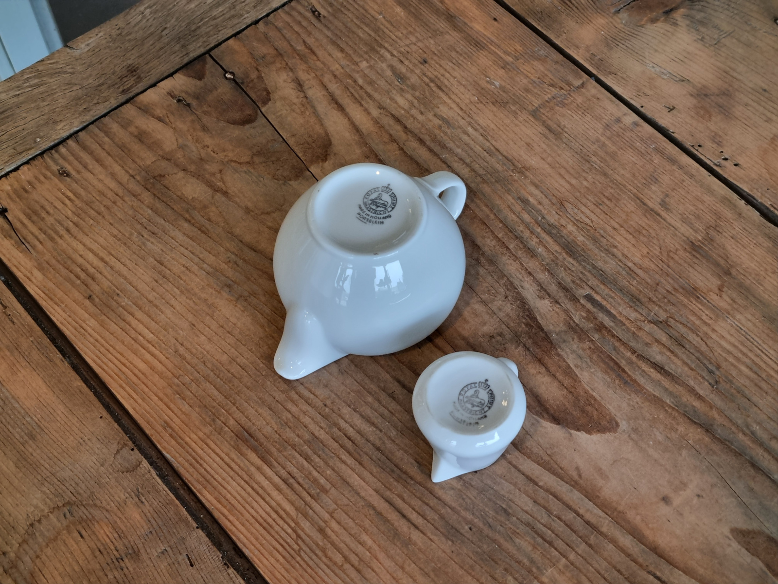 Petrus Regout Royal Sphinx wit Hotelporselein  set 2x Roomkannetje (Sphinx stempel)