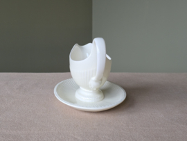 Wedgwood Edme Sauskom met oor op vaste onderschotel