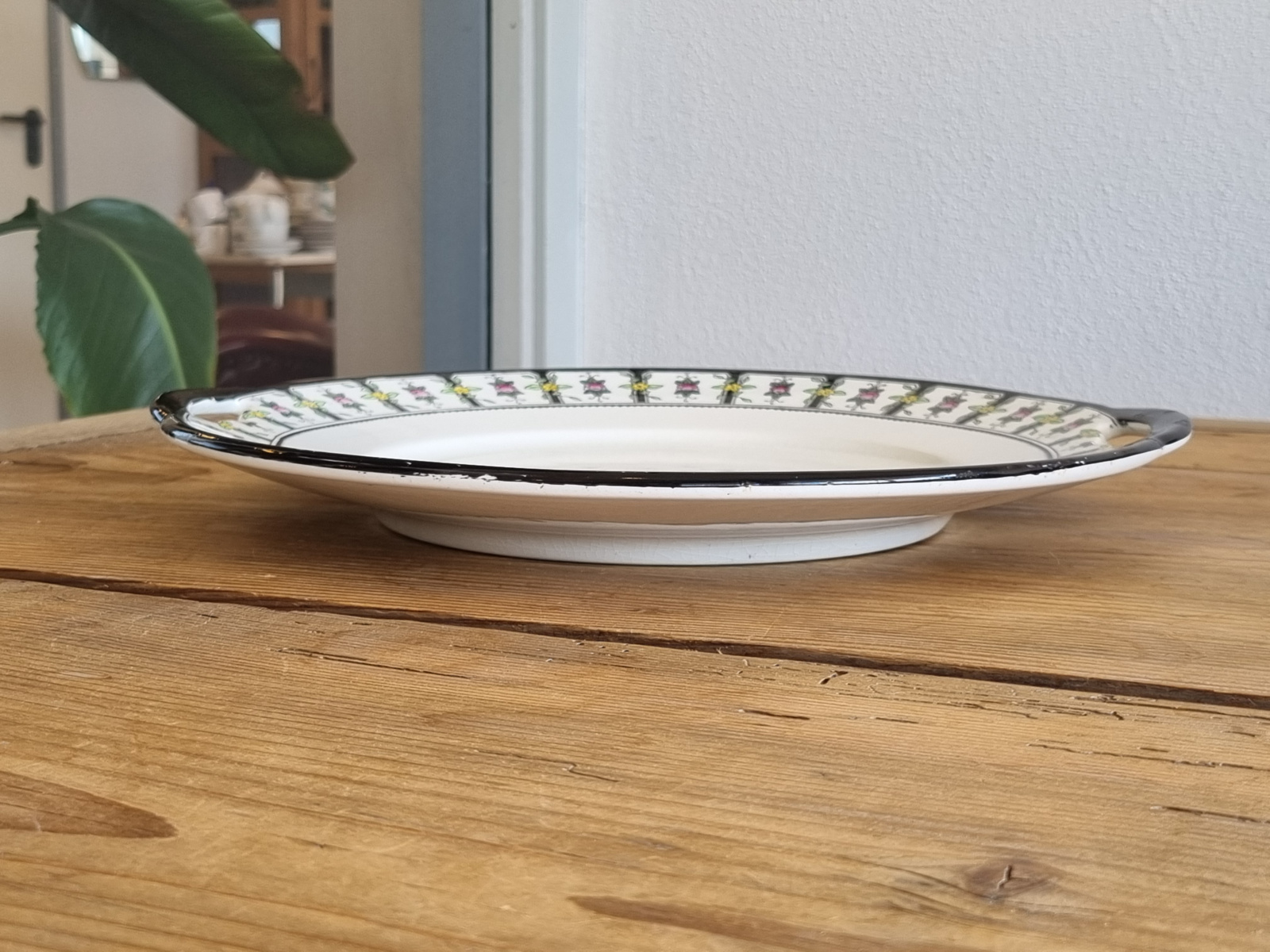 Petrus Regout Modest  Schaal met greepjes 28,5 cm