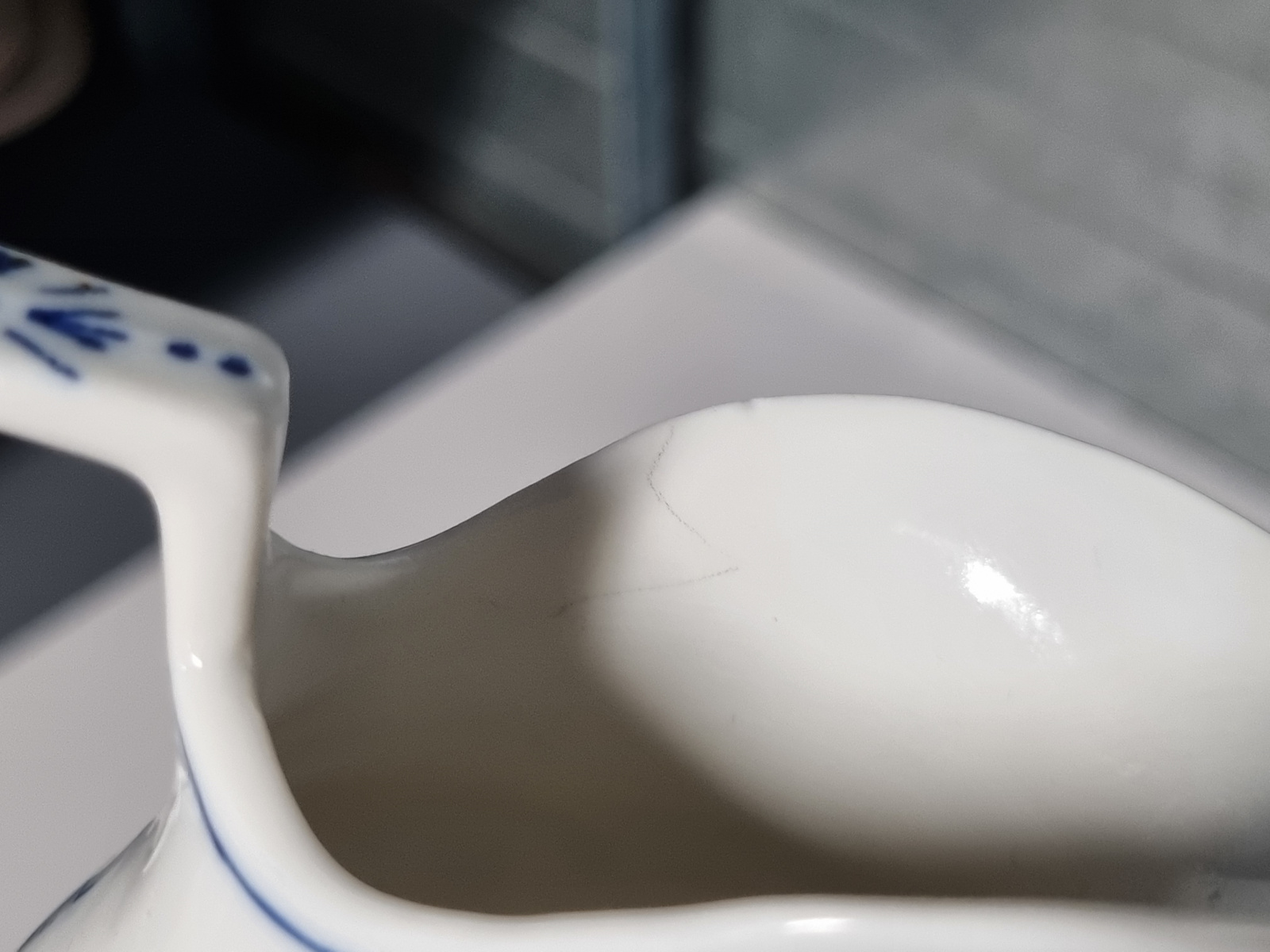 Zwiebelmuster Regout Schenkkannetje (haarlijntje)