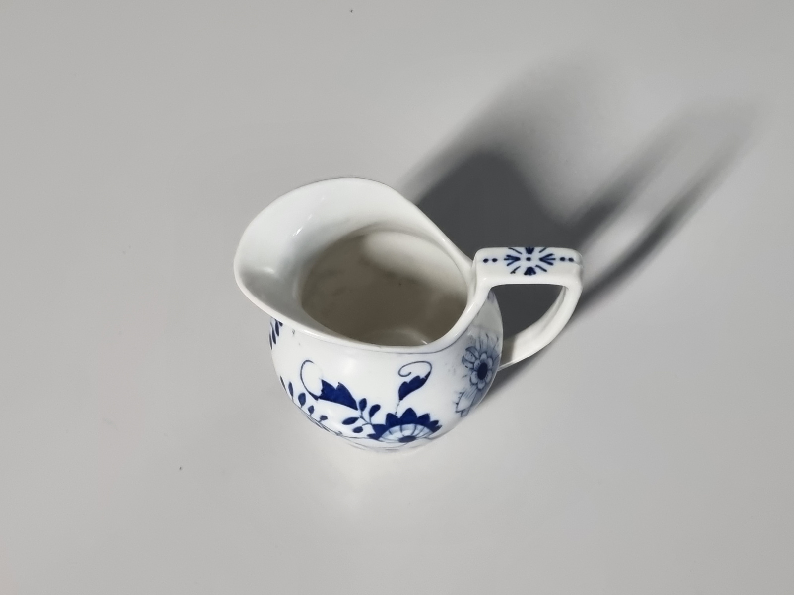 Zwiebelmuster Regout Schenkkannetje (haarlijntje)
