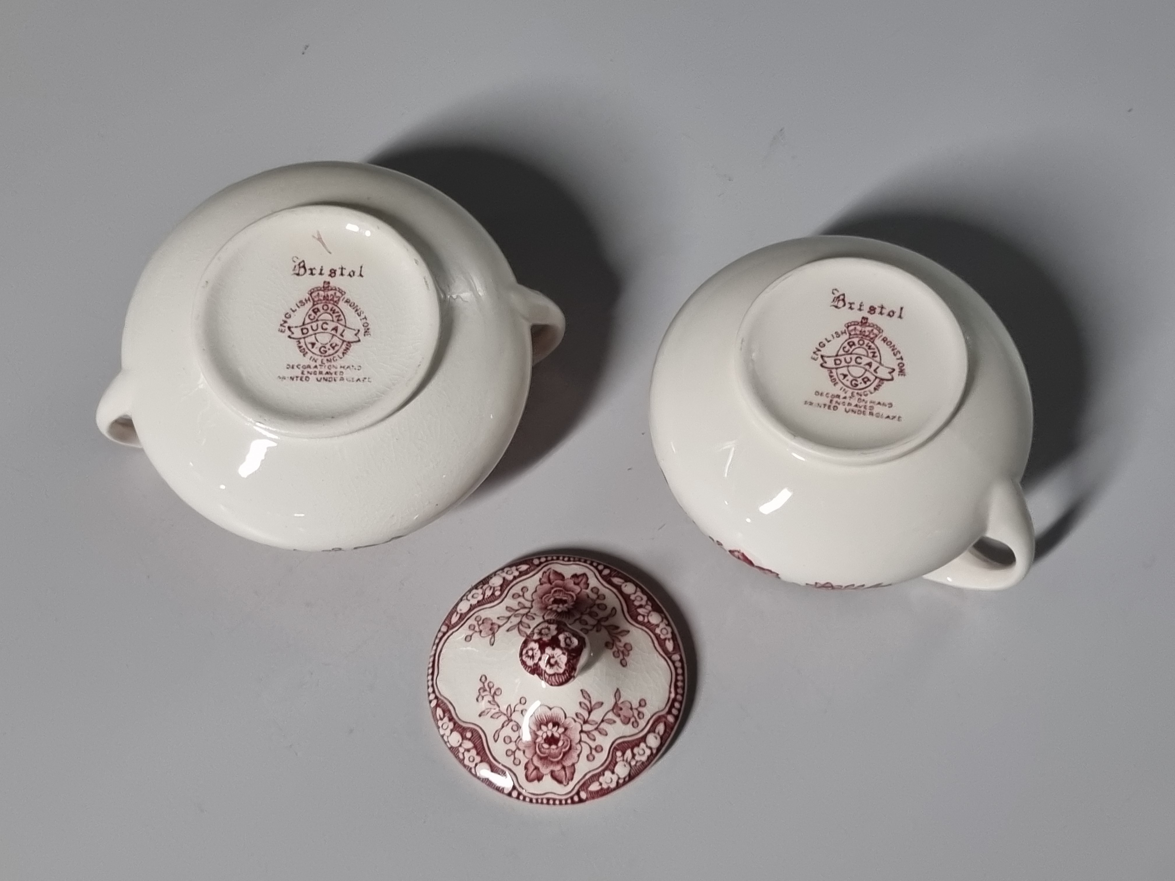 Engels rood Crown Ducal Bristol Roomstel