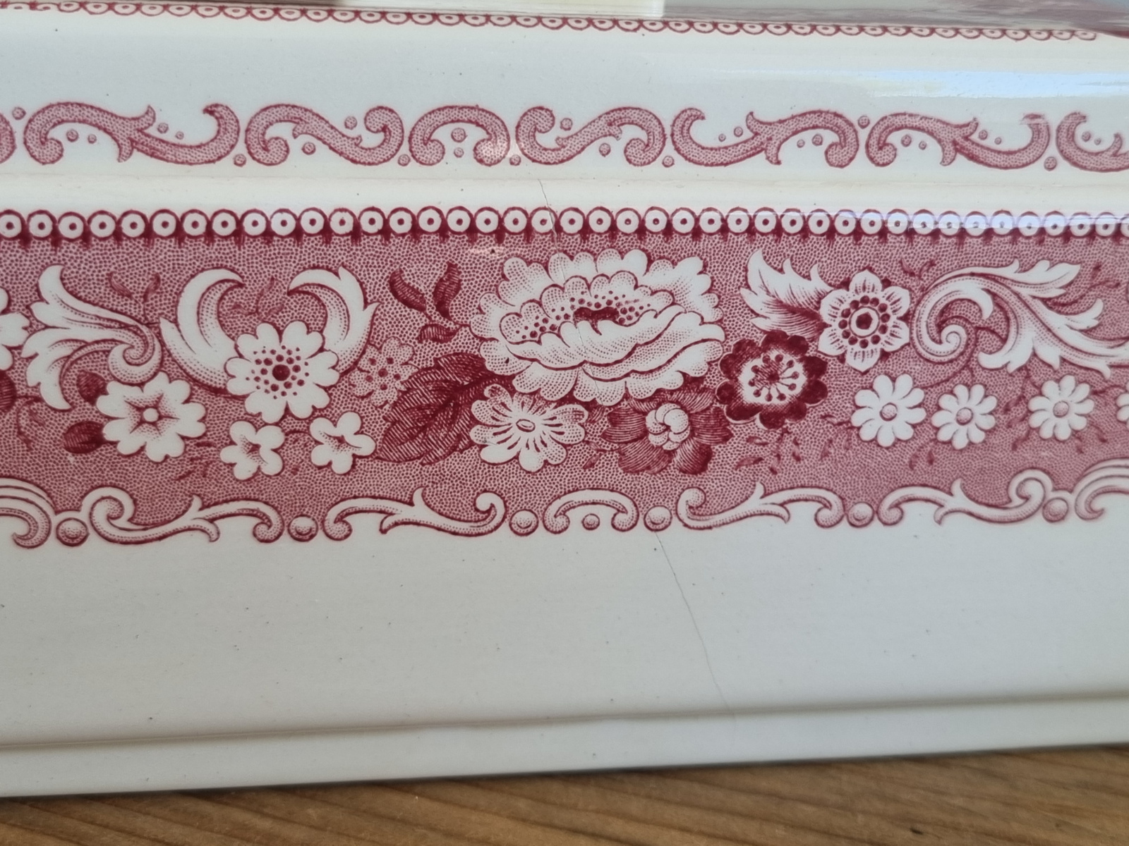 Victoria Rood Societe Ceramique Koekdoos (met schade) wit