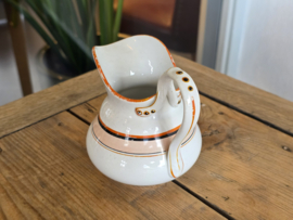Petrus Regout Oranje met zwart Schenkkannetje