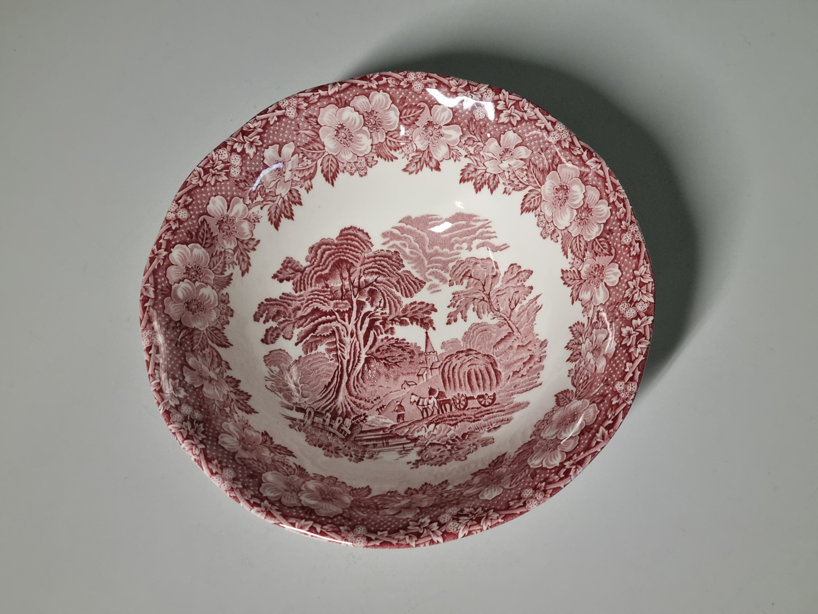 Engels rood Enoch Wedgwood Woodland hoge ronde schaal 21,5 cm