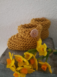 Babysokjes okergeel