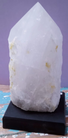 Ruwe Bergkristal met geslepen punt op voet / 2614 gram