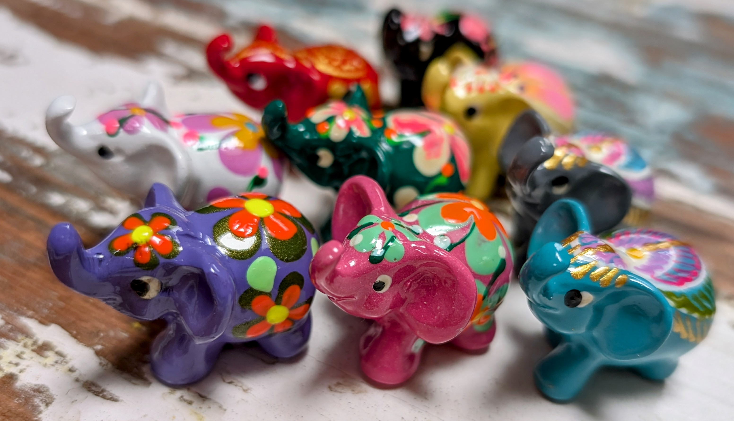 Handbeschilderde Geluksolifantjes - 100 stuks (diverse kleuren)