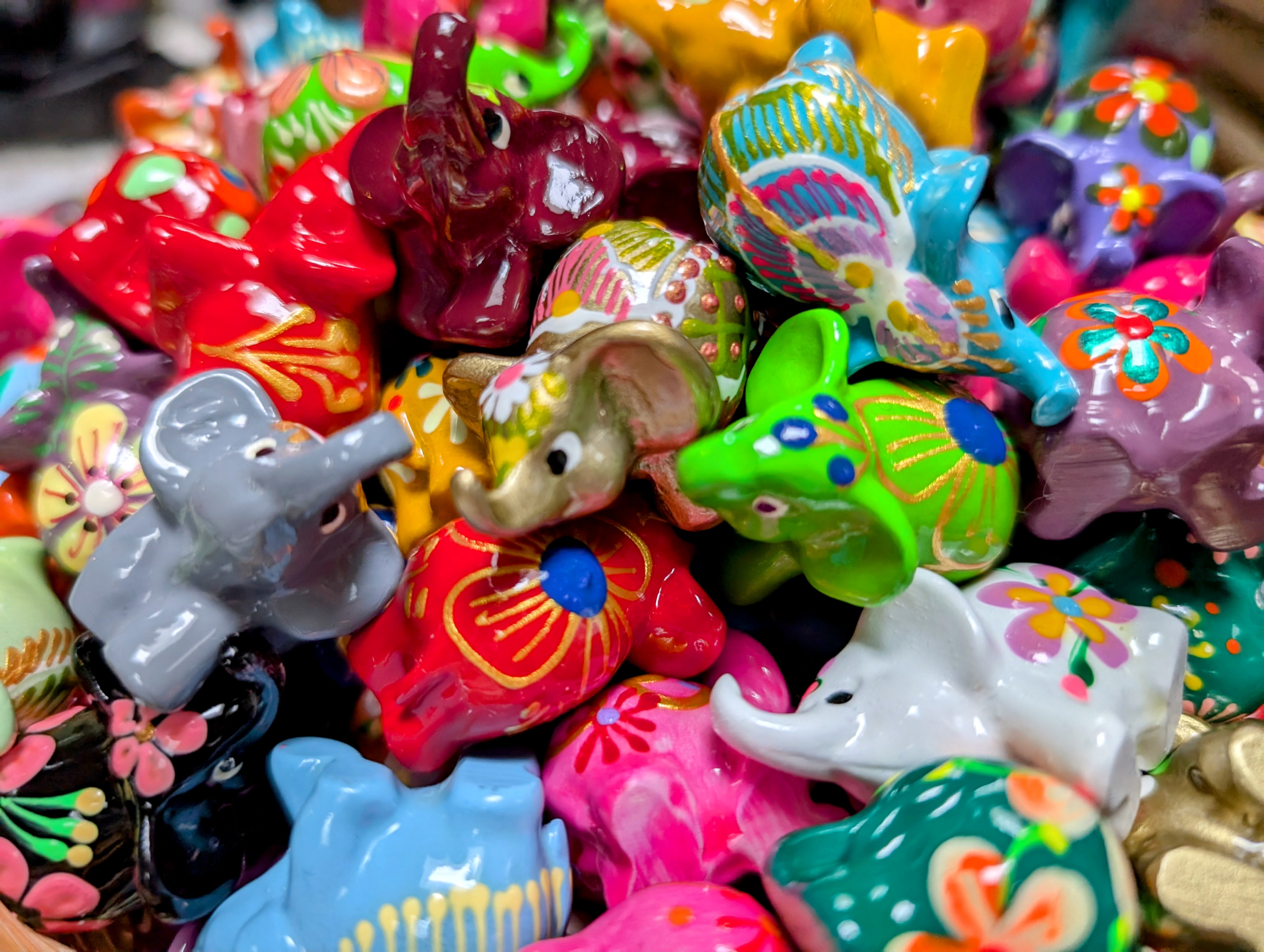 Handbeschilderde Geluksolifantjes - 100 stuks (diverse kleuren)