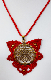 Macrame ketting met Sri Yantra symbool