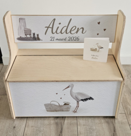 Houten zitbankje met rugleuning en Geboortekaartje
