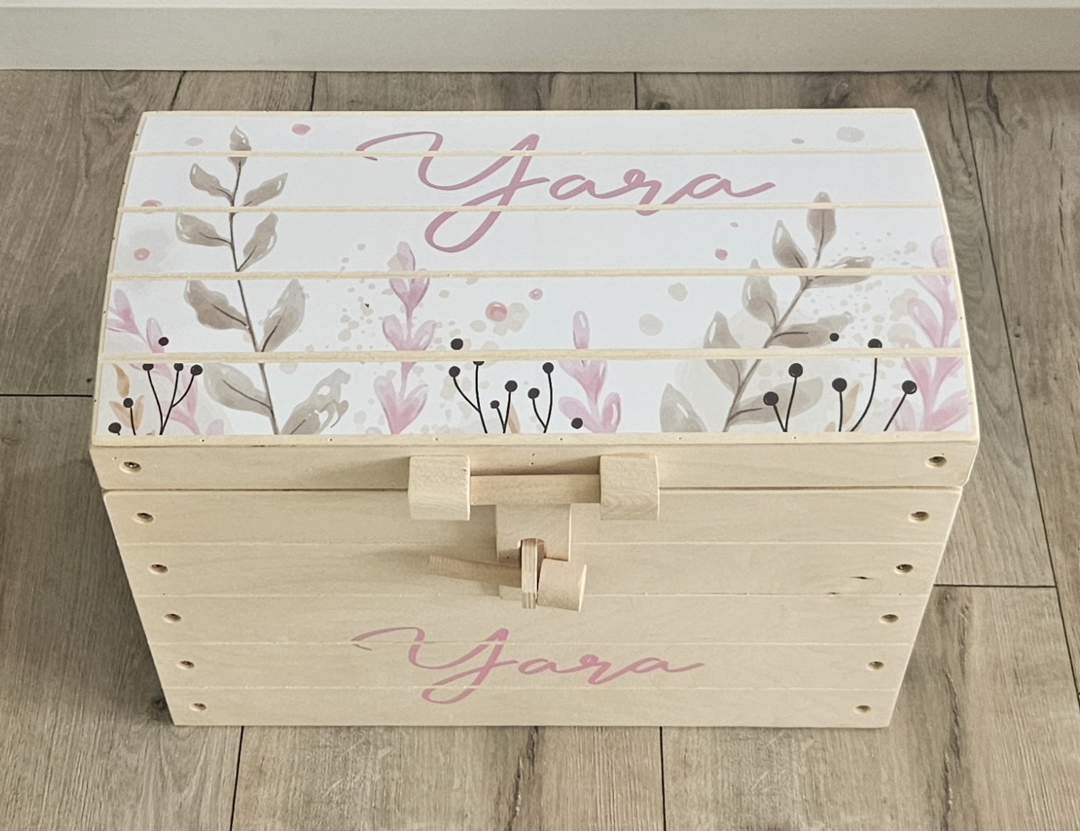 Naturel houten speelgoedkist met naam 'Wildflowers'