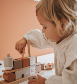 ''Label Label'' houten stapelhuisje nougat (met naam)