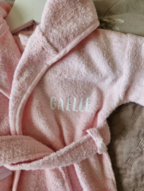 Badjas met naam  'licht roze' 0-12 maanden