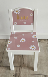 Stoeltje met naam en Madeliefjes