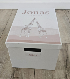 Bewaardoos met naam Giraffe Sepia