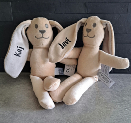 Konijntje Kaya Met Rammelgeluidje met naam beige