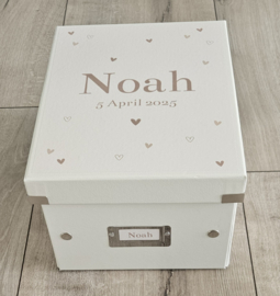 Bewaardoos met naam Hartjes beige