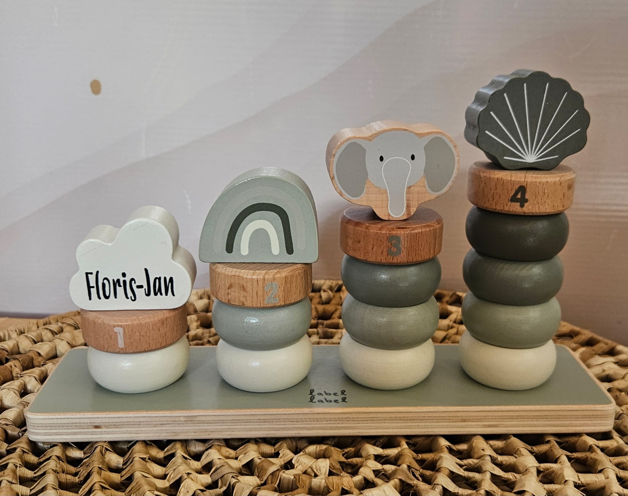 "Label Label'' houten nummer stapelaar olijf (met naam)