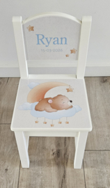 Stoeltje met naam Beertje op wolk roze of blauw