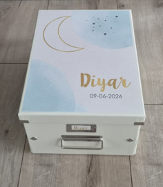 Bewaardoos met geboortegegevens en maan-aquarel blauw