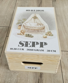 Houten herinneringskist met naam van geboortekaartje
