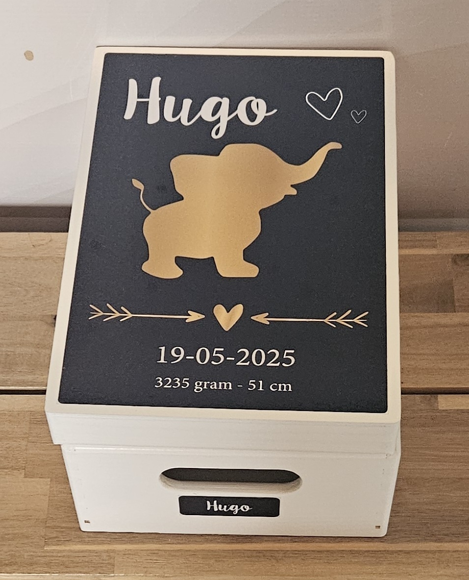 Houten opbergkist met  babyolifantje