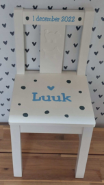 Stoeltje met naam en dots en hartje jongen