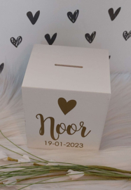 houten spaarpot met naam (en datum) en hart