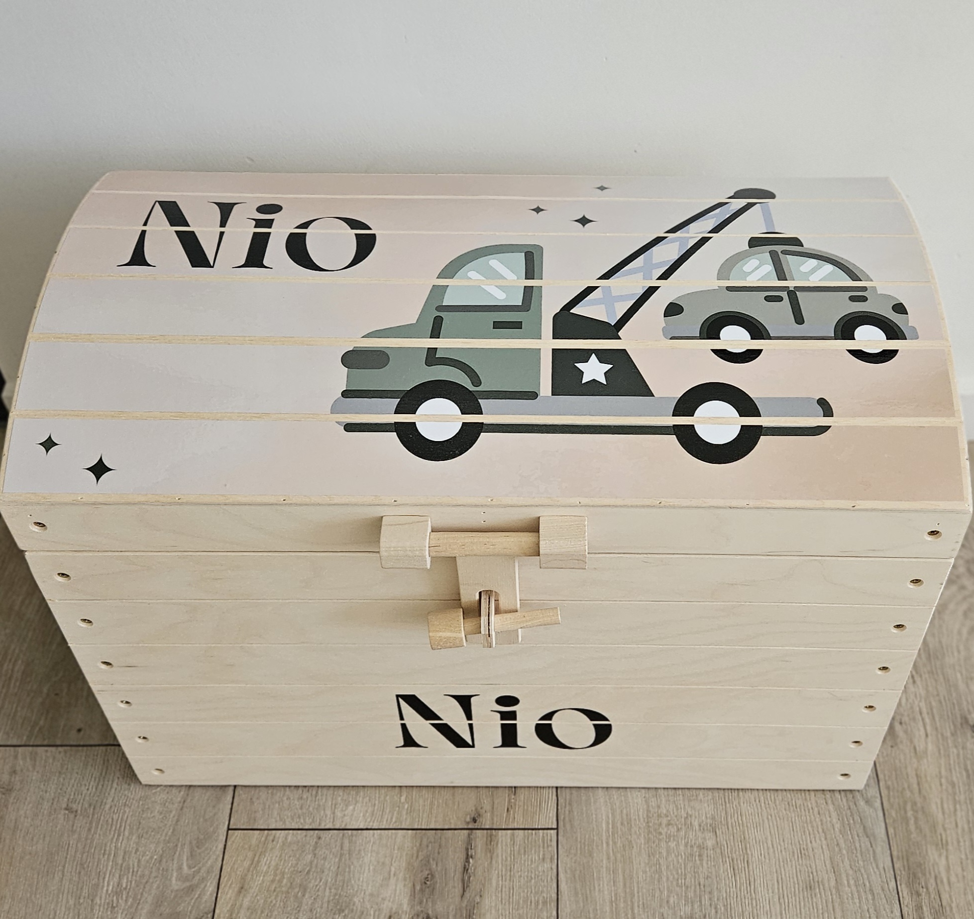 Naturel houten speelgoedkist met naam 'Takelwagen'