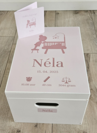 Houten herinneringskist met naam van geboortekaartje